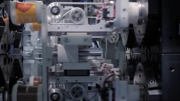 Formsprutningsmaskin under arbete: tillverkning av tomma plastmuggar — Stockvideo