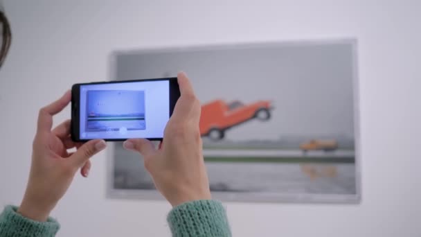Kobieta korzystająca ze smartfona z aplikacją AR - koncepcja sztuki współczesnej — Wideo stockowe