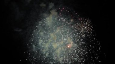 Geceleyin gökyüzünde renkli havai fişekler: yavaş çekim - tatil konsepti