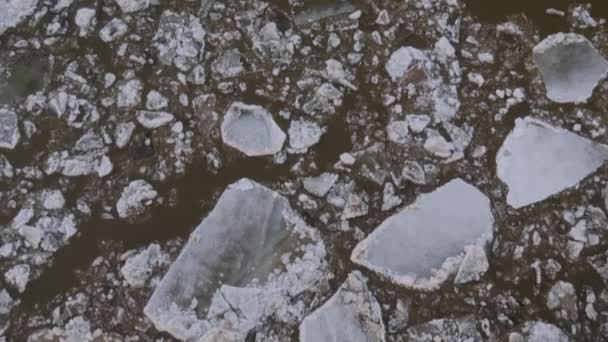 Льодовик плаває на воді - навесні на Волзі пливе крига. — стокове відео