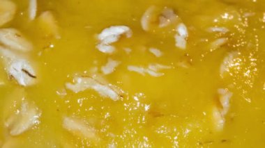 Zaman aşımı - fırında bir gevrek yulaf ezmeli kurabiye pişirmek: makro yakın görüş