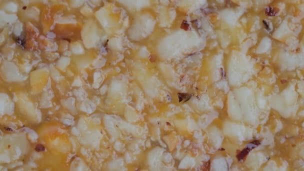 Close-up bovenaanzicht: granola sesam hazelnoten bar - Gozinaki op draaiend oppervlak — Stockvideo