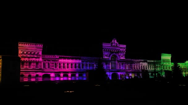 밤에 역사적 건물 의벽에 비친 다채 로운 영상 지도 쇼 — 비디오