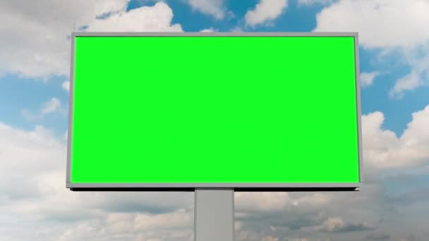 Timelapse - блеск зеленого билборда и движущиеся белые облака на голубом небе — стоковое видео