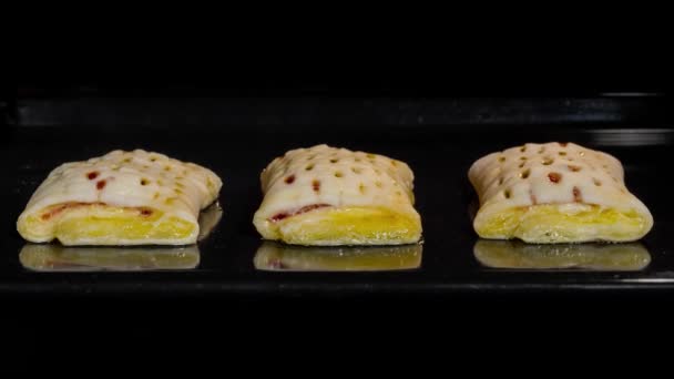 Timelapse - τρία σπιτικά ψωμάκια με μαρμελάδα φράουλα σε ηλεκτρικό φούρνο — Αρχείο Βίντεο