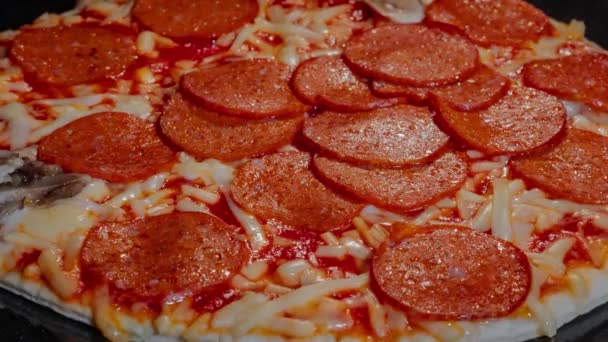 Timelapse - domowe pieczenie pizzy pepperoni w piekarniku elektrycznym w domu — Wideo stockowe