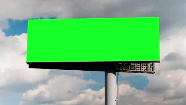 Timelapse - блеск зеленого билборда и движущиеся белые облака на голубом небе — стоковое видео