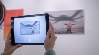 AR uygulamalı tablet kullanan kadın - çağdaş sanat konsepti