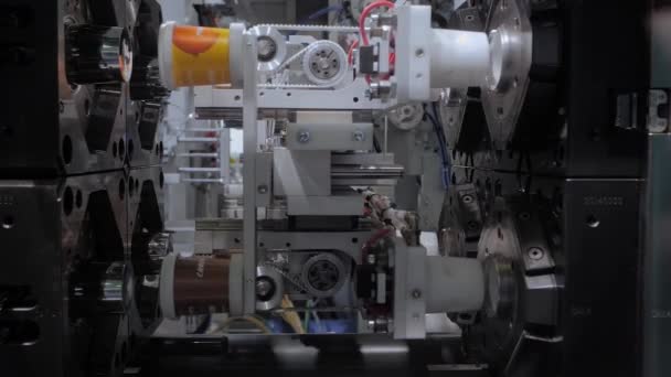 Formsprutningsmaskin under arbete: tillverkning av plastkoppar: slow motion — Stockvideo
