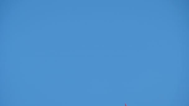 Equipo de aviones militares Mig 29 volando en el cielo azul, haciendo acrobacias - cámara lenta — Vídeo de stock