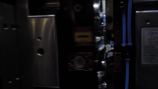 Spritzgießmaschine während der Arbeit: Produktion leerer Kunststoffschalen — Stockvideo