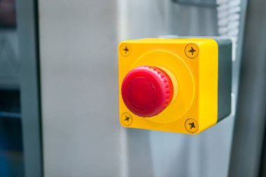 Kırmızı düğmeli makine kontrol paneli - fabrikada acil durdurma