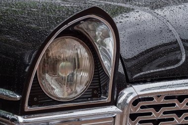 Siyah GAZ-13 Chaika Klasik Sovyet Araba Sergisi 'nde