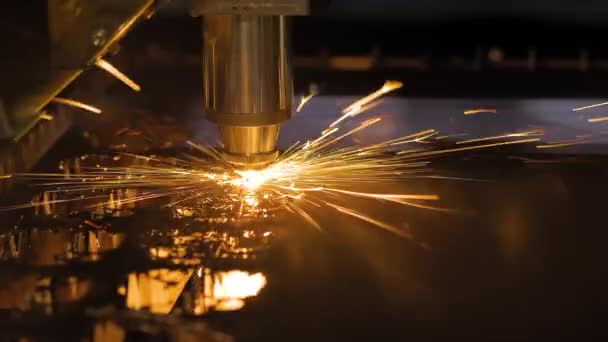 Máquina de corte a laser trabalhando com chapa metálica com faíscas — Vídeo de Stock