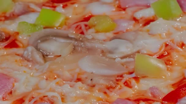 Timelapse - cottura della pizza fatta in casa nel forno elettrico a casa: primo piano, macro — Video Stock