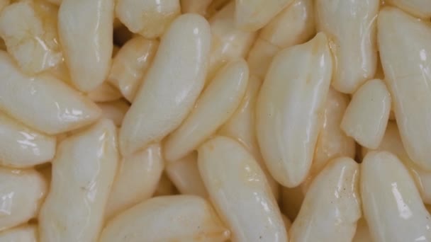 Pohled shora: nafouknutá medová rýže na otočném povrchu - makro, zblízka — Stock video