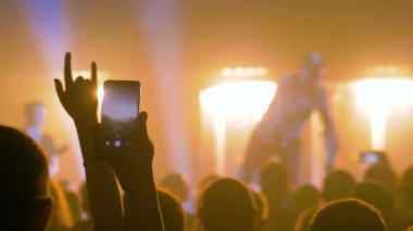 Yavaş çekim: akıllı telefonlu canlı müzik konseri videosu