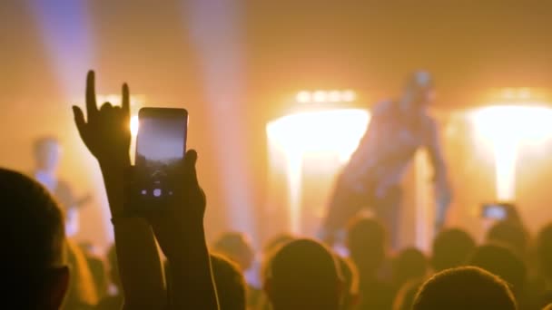 Yavaş çekim: akıllı telefonlu canlı müzik konseri videosu — Stok video