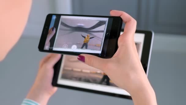 Жінка користується смартфоном і планшетом з додатком АР - концепцією сучасного мистецтва — стокове відео