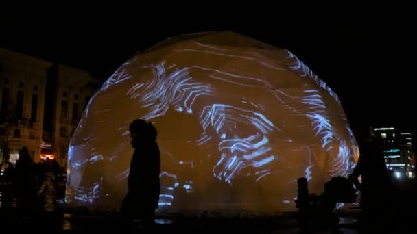 Dijital sanat soyut videosunu gösteren multimedya projeksiyon ekranlı kubbe — Stok video