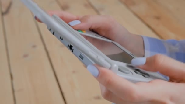Close up widok kobiet graczy ręce za pomocą szarej przenośnej konsoli do gier — Wideo stockowe