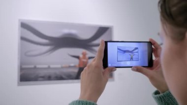 AR uygulamalı akıllı telefon kullanan kadın - çağdaş sanat konsepti