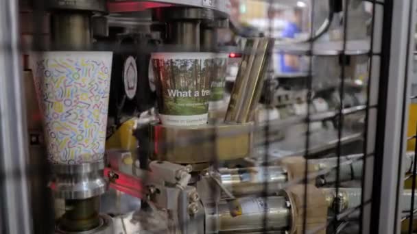 Máquina automática de fabricación de taza de papel de café durante el trabajo en la exposición — Vídeo de stock