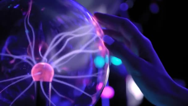 Mulher mão tocando bola de plasma com muitos raios de energia no interior - close-up — Vídeo de Stock