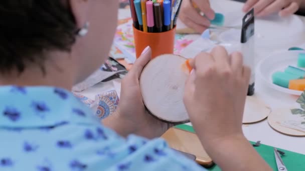 Femeie decorator pictura decor cerc din lemn: close up — Videoclip de stoc