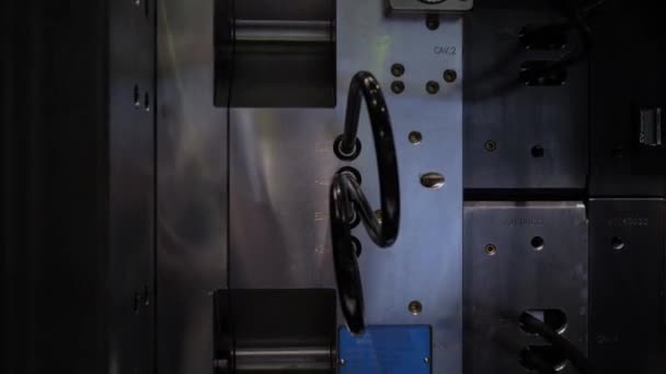 Boş plastik bardakların üretimi - iş sırasında enjeksiyon kalıp makinesi — Stok video