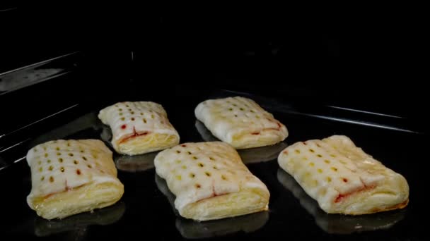 Timelapse - five homemade buns with red strawberry jam baking in electric oven — Stock Video