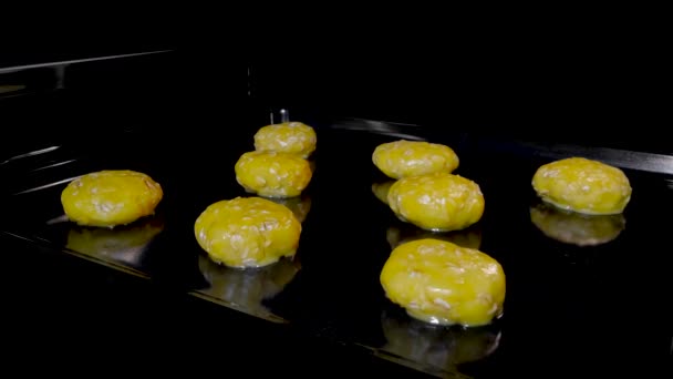 티유 라제 - 오븐에 들어 있는 금속판 위에서 8 개의 아삭아삭 한 오트밀 쿠키를 조리하는 모습 — 비디오