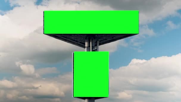 Timelapse: dos vallas publicitarias verdes en blanco y nubes blancas en movimiento contra el cielo azul — Vídeo de stock