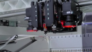 SMT seçim ve yer makinesi fabrikaya SMD elektronik bileşenleri yüklüyor