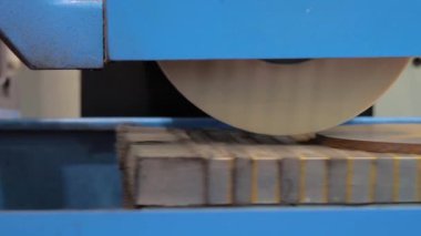 Yüzey öğütücü tekerlek makinesi kıvılcımlı metal parçasıyla çalışıyor