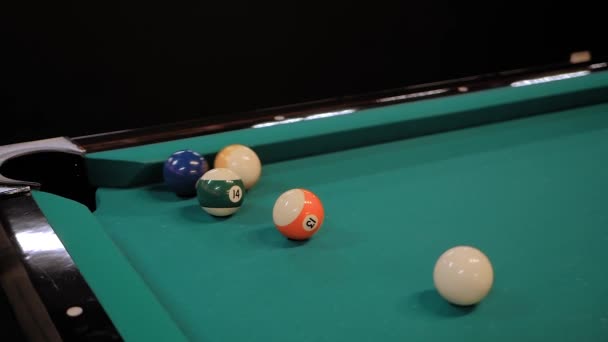 Slow motion: het raken van kleurrijke zwembad ballen op teal biljart tafel - close-up — Stockvideo