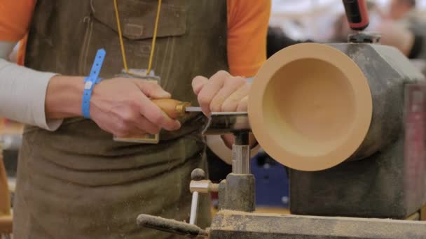 Carpenter using chisel for shaping piece of wood on lathe: close up — Stock Video