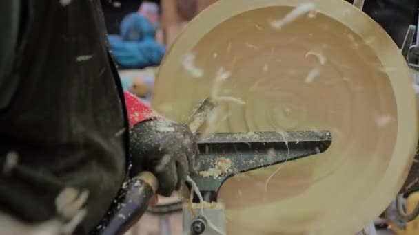 Плотник, использующий стамеску для формирования куска дерева с опилками: замедленная съемка — стоковое видео