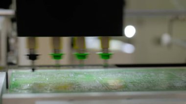 Otomatik SMT seçimi ve yazdırılmış devre kartı monte eden makine: Kapat