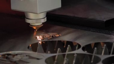Lazer kesme makinesi, metal levha ve kıvılcımlarla çalışıyor. Yavaş çekim.