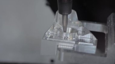 Yakın çekim: cnc fabrikada metal işçiliği kesen değirmen makinesini döndürüyor