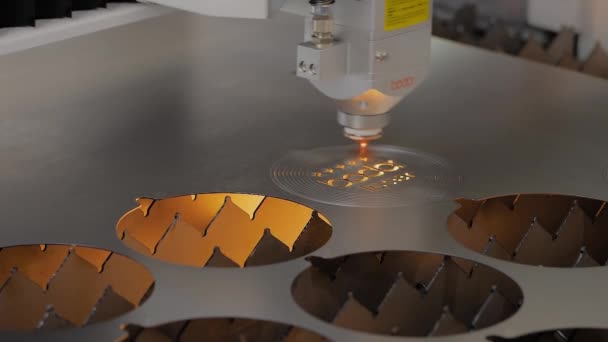 CNC laser skärmaskin arbetar med plåt med gnistor - slow motion — Stockvideo