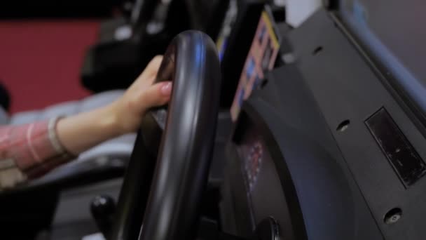 Mujer que usa el joystick del volante del juego en la sala de arcade retro: de cerca — Vídeos de Stock