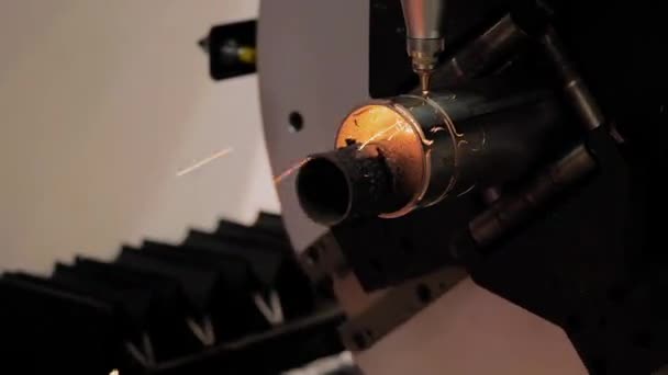 Laser skärmaskin arbetar med metall arbetsstycke med gnistor - slow motion — Stockvideo