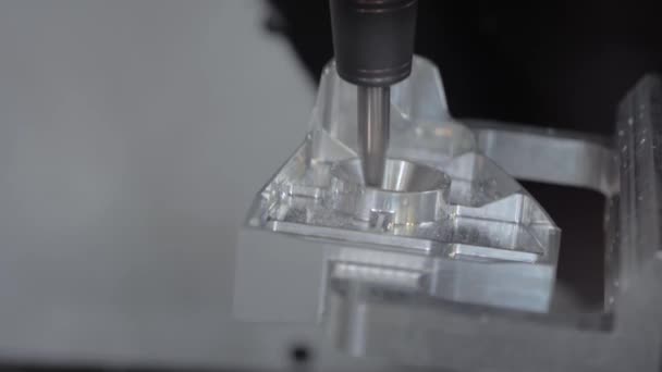 Close up: tornitura CNC fresatrice taglio pezzo di metallo in fabbrica — Video Stock