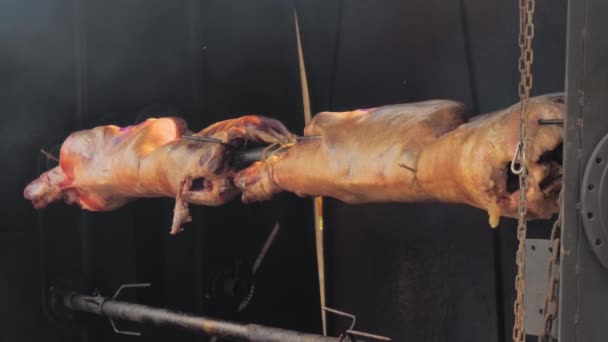 Processo de cozinhar carcaças de carneiro no cuspo no mercado de comida de rua de verão — Vídeo de Stock