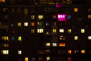 Geceleri apartman pencerelerinde yaşamak - dış görünüş