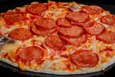 Evde elektrikli fırında ev yapımı pepperoni pizza.
