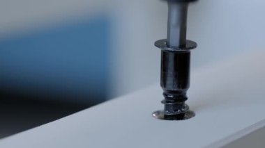 Kapat: tornavidayla beyaz ahşap mobilyalara vidalanmayı siktir et