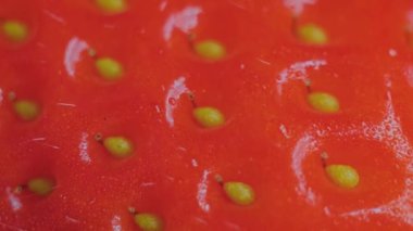 Dönen yüzeyde taze sulu kırmızı çilek - yakın çekim